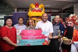Bantuan untuk warga emas di malaysia diuruskan oleh jkm yang merupakan sebuah agensi di bawah kementerian pembangunan wanita, keluarga di malaysia, takrifan orang tua atau warga emas yang digunakan ialah mereka yang berumur 60 tahun ke atas berpandukan kepada takrifan yang dibuat di. Yb Menteri Melawat Warga Emas Penghuni Pusat Jagaan Orang Tua Wan Hing Di Seri Kembangan Selangor Pada 21 Januari 2020