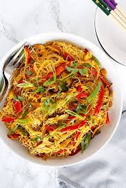 Curry Flavoured Rice Vermicelli Noodles Are Tossed With Stirfried Cabbage Red Pepper And Shitake Mushroms In This Vermicelli Recipes Singapore Noodles Recipes