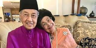 Meski sudah berusia lanjut, mahathir mohamad tampak segar. 62 Tahun Kisah Cinta Pm Malaysia Mahathir Mohamad Begitu Manis Tak Lekang Oleh Waktu Kapanlagi Com