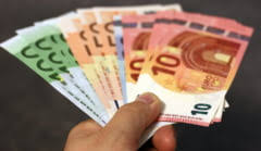 Bancnotele euro sunt tipărite de către băncile centrale, care fac parte din sistemul european al băncilor centrale. Evolutie Curs Euro Leu Martie
