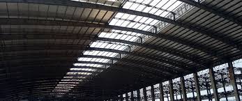 Perbandingan konstruksi rangka atap baja lengkung dengan konstruksi rangka atap baja pelana adalah : 11 Kelebihan Atap Gudang Alsynite Yang Natural Terangnya Blog