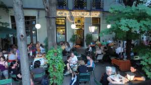 Schanigarten (al fresco garden) available. Ess Tour Unter Alten Baumen Der Hitze Trotzen Kurier At