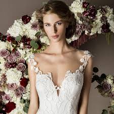 L'abito da sposa è per eccellenza un abito che deve far sognare, non soltanto chi lo indossa, ma le applicazioni in piume, fiori in 3d o frange sono sulle gonne, sulle scollature oppure sullo strascico. Atelier Ottofiori Abiti Da Sposa Su Misura A Castellana Grotte Bari