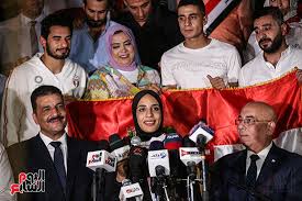بكت السيدة عزة والدة البطلة المصرية فريال أشرف الحائزة على الميدالية الذهبية بأولمبياد طوكيو في لعبة الكاراتيه، بعدما قدم لها الرئيس عبد الفتاح السيسي ولزوجها هدية رحلة حج. 6eolj7esoxxqqm