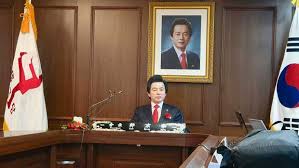 2007년 대선까지는 주로 정치 행보를 보여 왔으나 17대 대선 때 박근혜 당시 한나라당 前 대표와의 결혼 루머설로 허위사실 유포 혐의로 구속기소돼 2008년 12월. ì—¬ì‹¬ì•¼ì‹¬ ëŒ€ì„  ë‹¨ê³¨ì£¼ìž í—ˆê²½ì˜ ì´ì„  ì•žë'ê³  ì™œ