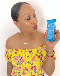 My dear friend is the founder of Naturally Clean Eats, and I am obsessed  with these bars! They are gluten free, vegan, non GMO, and all natural with  nothing processed or artificial🙌🏽