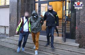 Przed komendą przy ulicy kochanowskiego w poznaniu zebrali się. Chlopca W Szkolnym Sadzie Zastrzelil Byly Policjant Byl Z Nim Koscielny Strazak Osp Dziennik Wschodni