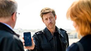 Wie es ist, fast sein halbes leben 'jemand anderes zu sein' und über seine schirmherrschaft der krebsberatung münster, darüber spricht der in hamm geborene schauspieler bei hier und heute. Friesland Zdf Handlung Drehorte Und Schauspieler Von Gegenstromung Im Uberblick Film Tv Serien