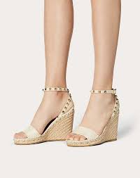 Valentino black leather rockstud clutch. Wedges Rockstud Double Aus Gekorntem Kalbsleder Mit 95 Mm Absatz Damen Valentino Online Boutique