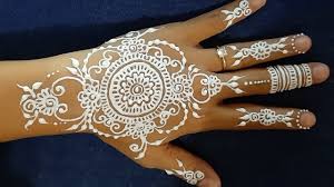 Pengaplikasiannya biasanya dilakukan beberapa hari sebelum pernikahan dilangsungkan, sehingga warnanya tidak pudar begitu acara sakral tersebut dimulai. Henna Art Pengantin Sederhana Youtube