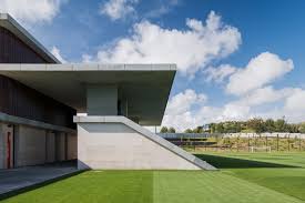 A cidade do futebol custou 15 milhões de euros e vai resolver muitos problemas de logística do treino. Cidade Do Futebol Risco Archdaily Brasil