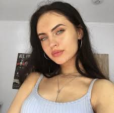 See more ideas about portrait, portrait photography, female character inspiration. Grafika Girl Tumblr And Makeup Black Hair Pale Skin Hair Pale Skin Brown Hair Green Eyes