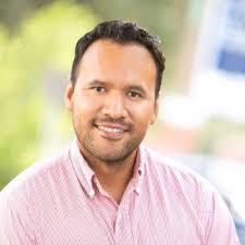 I moved to the U.S. from Ecuador when I was 4. On the flight, my mom said I  needed to learn English. In a squeaky voice I proudly told her, 'si hablo