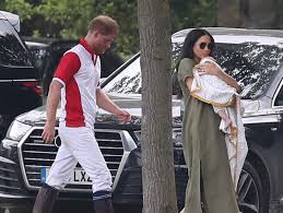 Meghan markle and prince harry are now a family of four! Meghan Markle Neemt Baby Archie Mee Naar Polowedstrijd Foto Ad Nl