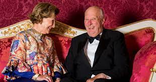 På turens første stop i flåm blev kongeparret spurgt af norsk tv 2 til deres sommerplaner. Kongehusets Overraskende Beskjed Om Kong Harald Og Dronning Sonja