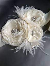 Gli occhi non possono che emozionarsi, si stanno posando sulla bellezza straordinaria di giacche da grandi e abiti da cerimonia che fanno invidia. 22 Idee Su Cinture Abito Da Sposa Abiti Da Sposa Con Cintura Sposa Fiori Di Stoffa