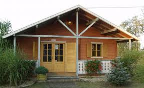 Reka bentuk kurang bersegi, pintu kaca sorong, lantai kayu dan binaan daripada konkrit mempamerkan pembaharuan dalam reka bentuk seni bina jepun. Reka Bentuk Rumah Kayu Sendiri