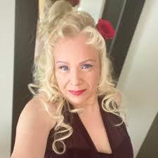 Carol Straw's Instagram, Twitter & Facebook