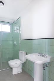 Banheiro Espacoso Vintage Com Azulejos Verde Claro E Rejunte E Acabamentos Pretos Piso De Porcelanat Banheiros Modernos Azulejos Verdes Projeto De Apartamento