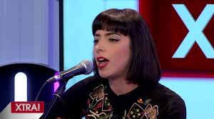 Nat Simons canta 'The Way It Is' junto a su hermana Elena en Xtra!