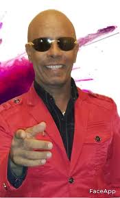 Un Orgullo Tamayero Benny Sadel Breve Biografía de Enmanuel González,  González, conocido artísticaente como Benny Sadel nació en Uvilla, Tamayo,  el 27 de marzo de 1960. Se inició como cantante en la