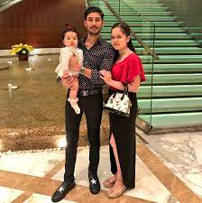 Penyanyi yang sedang pantas membina nama ini berkahwin dengan pasangan pilihannya, nik naziha zawawi. Anak Penyanyi Harris Baba Cedera Ditimpa Penutup Lampu Panas Di Butik Lv Sensasi Selebriti