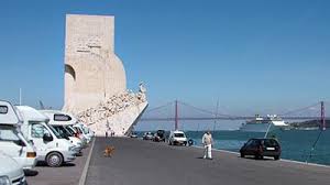 Die burg von lissabon, das castelo de são jorge wurde eins von den mauren gebaut und dann ab 1147 jahrhunderte lang als königsburg genutzt. Ponte De 25 Abril Hangebrucke In Lissabon