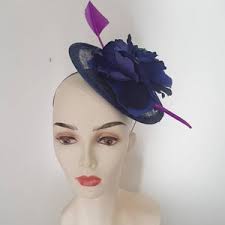 Copricapo pieghettato con fiore