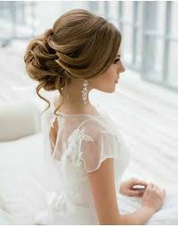Like How The Bangs Are Styled But The Bun Is A Bit Tight Peinados Para Boda Peinados De Novia Estilos De Peinado Para Boda