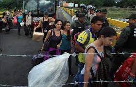 En las últimas 24 horas, se ha disparado el volumen de personas que cruzan la frontera cargadas de alimentos desde colombia a venezuela. Venezuela Deporta Masivamente A Colombianos Diario La Prensa