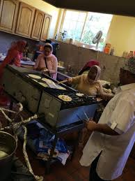The community kitchen in these gurdwaras serves food to around 30,000 visiting devotees every day. Langar Cooking In Kitchen Gurdwara Sahib Hayward Ca Facebook
