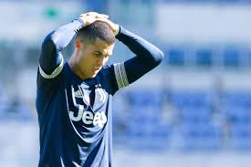 Ronaldo hatte sie vorher weggeschoben. Ronaldo Vor Real Ruckkehr Lasst Juve Cr7 Ablosefrei Ziehen Ligalive