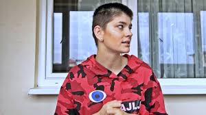 1, daca o femeie isi doreste un par scurt, tuns periuta, poate realiza acest lucru singura, acasa, cu o masina de tuns profesionala. Ce Trebuie Sa Stii Daca Te Tunzi Scurt Youtube