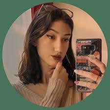 Laura Tudose's Instagram, Twitter & Facebook