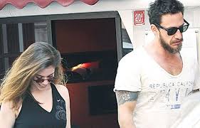 Son olarak 'maraşlı' ve 'aşk 101' dizileriyle ekranlara gelen alina boz, yaklaşık üç yıldır aşk yaşadığı sezen aksu'nun oğlu mithat can özer'le birlikte bodrum'a giderek yaz. Mithat Can Ozer In Gizemli Kiz Arkadasi
