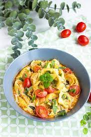 Schnelle Tortellinisuppe Pastaliebe Im Februar Februar Im Pastaliebe Schnelle Tortellinisuppe Tortellini Suppe Tortellini Lebensmittel Essen