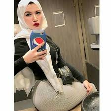 وكانت حنين حسام (19 عاما) قدنشرت فيديو عبر تطبيق تيك توك، هي شبكة اجتماعية صينية لمقاطع الفيديو الموسيقية عن حاجتها إلى فتيات في الـ 18 أو 19 من عمرهن من أجل الرقص. Hanin Hossam Youtube