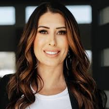 Kara Keeton's Instagram, Twitter & Facebook