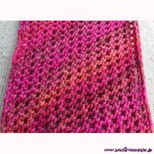 Beim maschenanschlag ist zu berücksichtigen, dass die angeschlagene maschenzahl teilbar ist durch 6 plus 2 randmaschen. Schal Mit Lochmuster Kostenlose Strickanleitung Mit Bildern