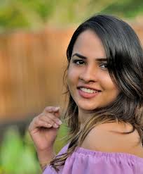 Portrait captured in natural light. Nikon D 7500 & 85 mm 1.8 g.