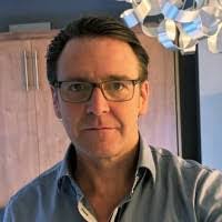 Robin Loucks's Instagram, Twitter & Facebook