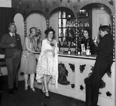 The 1920s Also Known As The Roaring Twenties Was A Decade Of Contrasts The First World War Had Ended In V Roaring Twenties 20s Fashion Roaring 20s Fashion