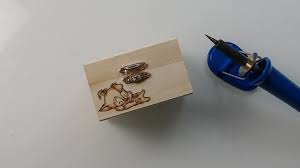 Seit jahrhunderten wird die kunst der brandmalerei für verzierungen von holz genutzt. Brandmalerei Anleitung Ratgeber Mit Allen Informationen Zur Pyrographie