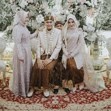 Pengantin adat jawa hijab putih. 50 Model Kebaya Pengantin Modern Muslim Akad 2020 Model Baju 2021