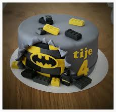 Lego Batman Cake Taart Simple But Beautiful Love The Added Lego Bricks And The Exposed Bat Symbol Batman Kuchen Lego Torte Lego Geburtstag