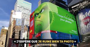 Une Campagne D Affichage Geniale Et Grincheuse Hacke Le Quotidien Des Americains Pour Le Film Le Grinch Le Grinch Film Le Grinch Phrase D Accroche