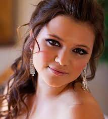 20 Best Hairstyles For Brides With Round Faces Hairstyles For Round Faces Bride Hairstyles Bridesmaid Hair