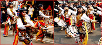 Kuda lumping juga disebut jaran kepang atau jathilan adalah tarian tradisional jawa menampilkan sekelompok prajurit tengah menunggang kuda. Urutan Penyajian Pertunjukan Tari Kuda Lumping Jathilan Campur Seni Budayaku