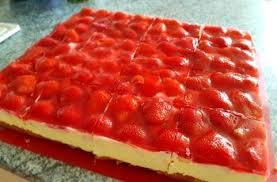 Eine kühltheke zur präsentation der waren nutzen. Zutaten 1 Port Pizzateig Kuhltheke Oder Selbst Gemachter 500 G Hackfleisch Gemischtes 2 Zwiebel N 1 In 2020 Erdbeerkuchen Mit Schmand Erdbeerkuchen Rezepte