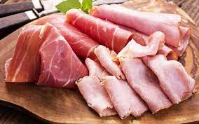 Le jambon est l'appellation charcutière désignant la cuisse ou l'épaule entière d'un animal destinée à être préparée crue (après salaison, séchage et parfois fumage) ou cuite (rôtie, grillée, braisée ou, comme le jambon blanc, bouillie). Quelle Est La Difference Entre Jambon Cru Et Jambon Cuit